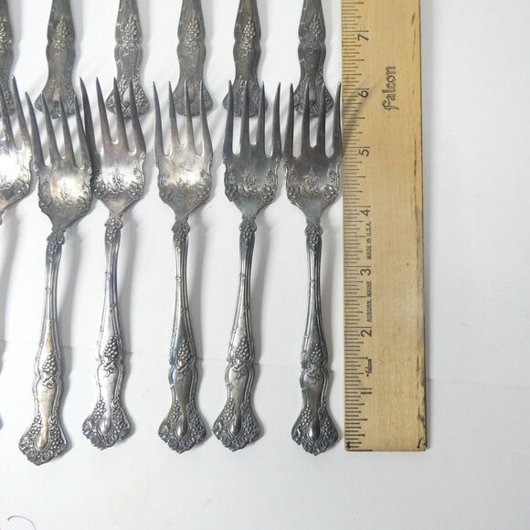 Vintage Grape 1904 Silverplate - Set of 12 Salad Forks International 1847 Rogers - Picture 4 of 7